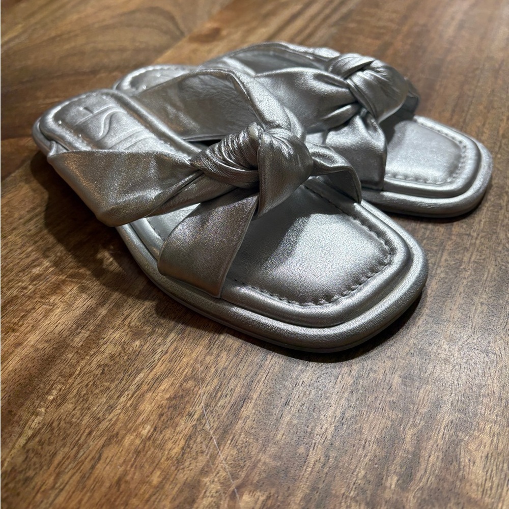 Louise et Cie Womens Slide Sandals Twist Bow Open Toe Metallic Silver Size 8M - Picture 2 of 7